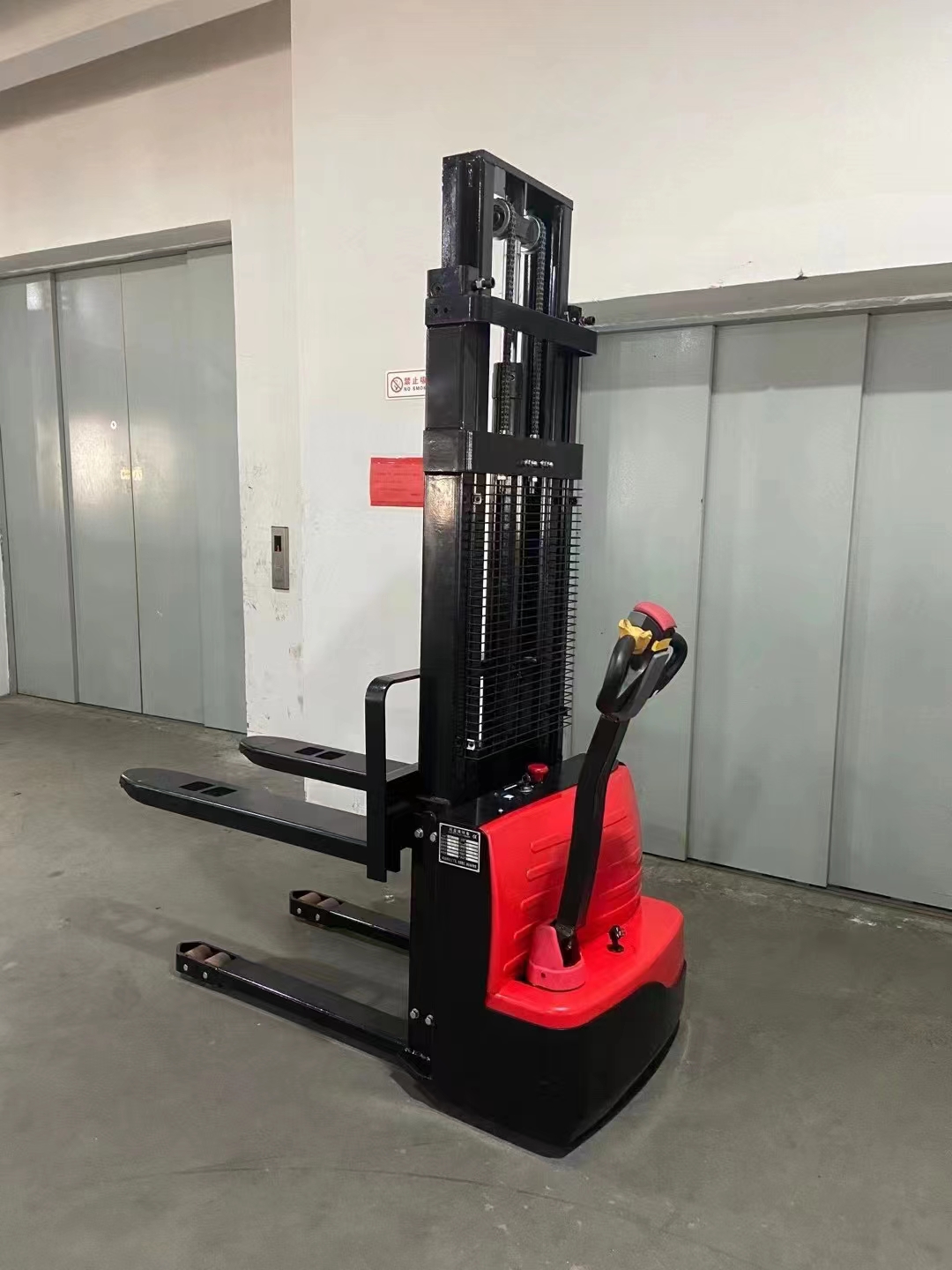 站駕式電動(dòng)叉車(chē)