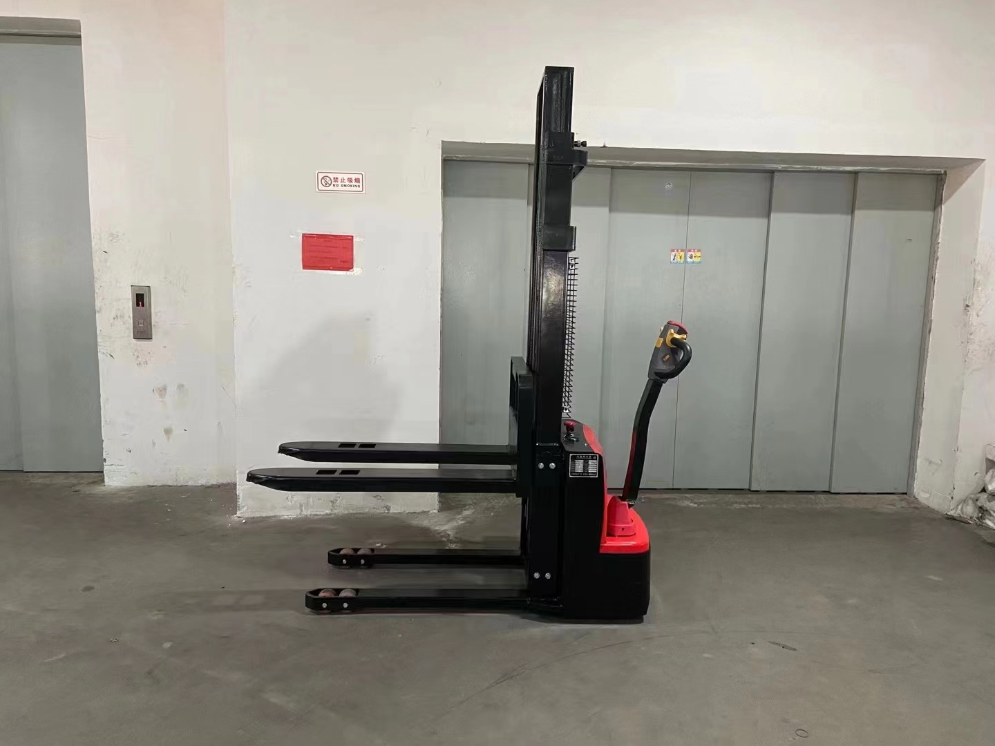 站駕式電動(dòng)叉車(chē)